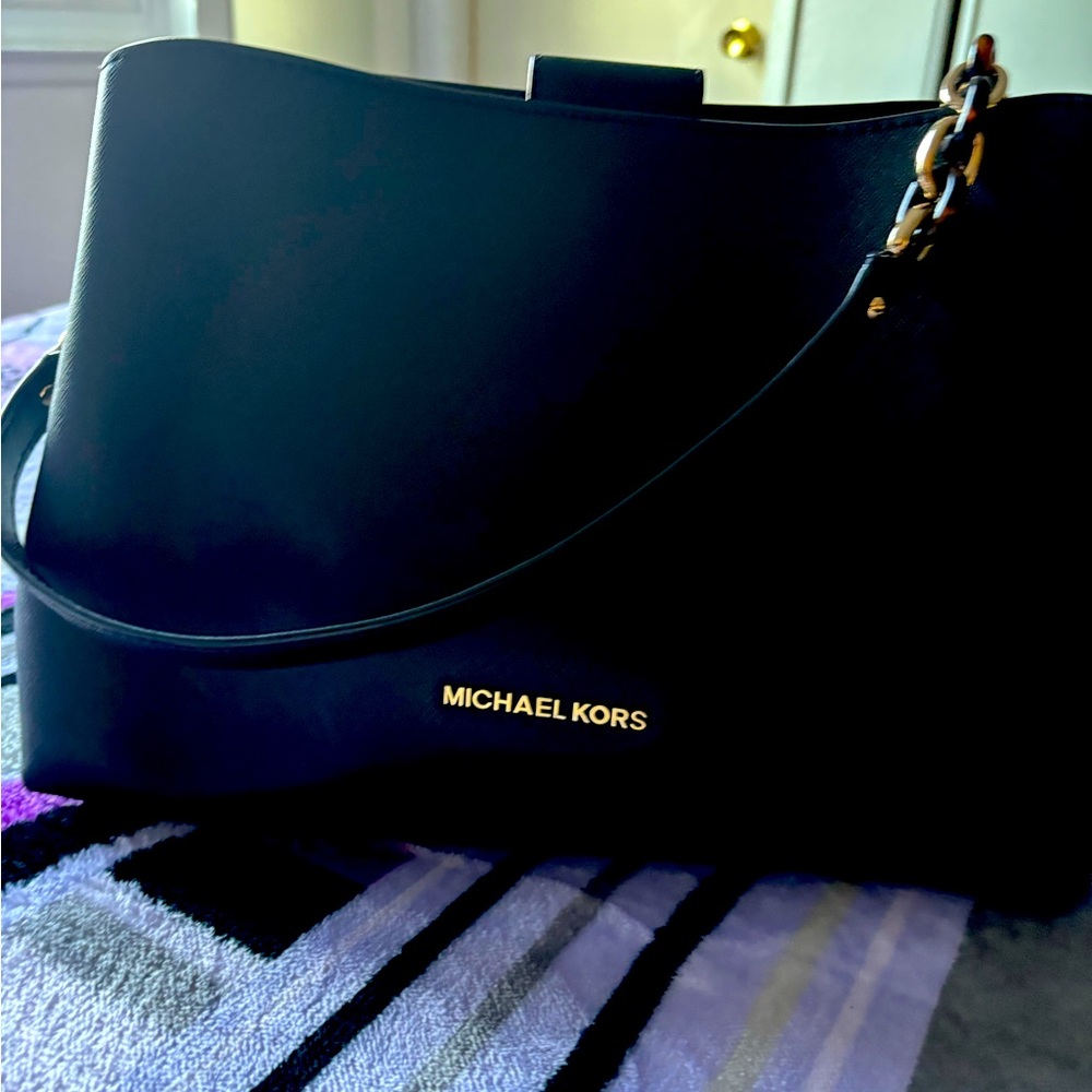 Authentic michael kors.  Excellent condition. SOLD